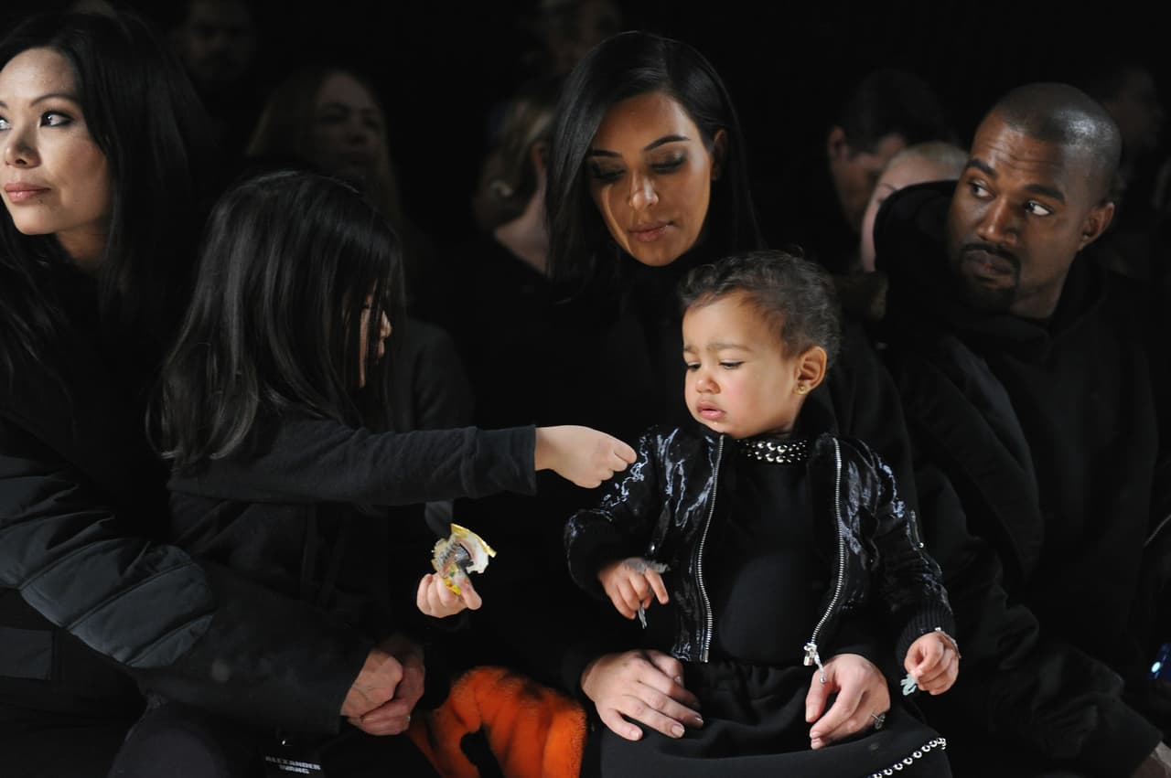 Aunque el también empresario mantenga un perfil "misterioso", es evidente que no es una persona muy amable, la cara de "Hey! no toques a mi hija" en esta foto lo dice todo.