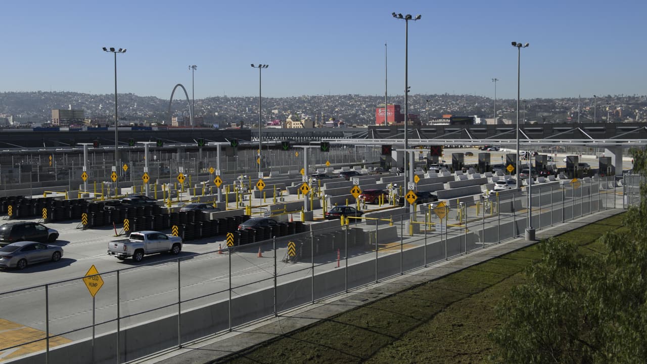 EEUU mantiene solo actividades esenciales en sus fronteras con México y Canadá