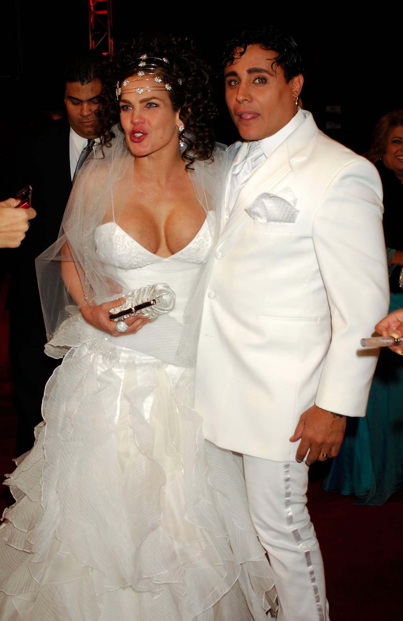 Pero Niurka no la hizo una, ¡sino dos veces! En otra ocasión llegó con vestido de novia a la alfombra... y con todo y novio.