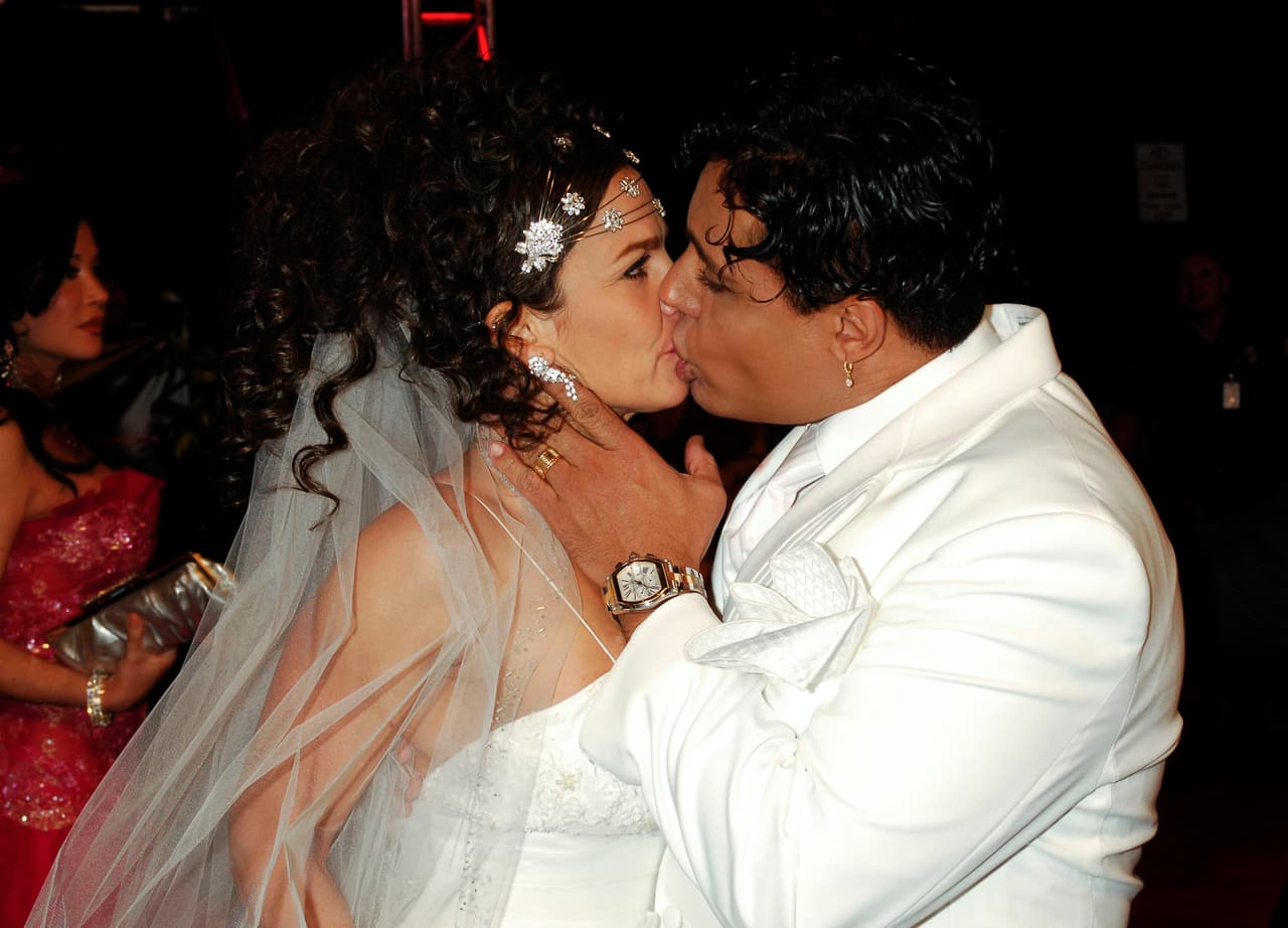 Niurka y Eduardo Antonio fingieron casarse en plena alfombra.