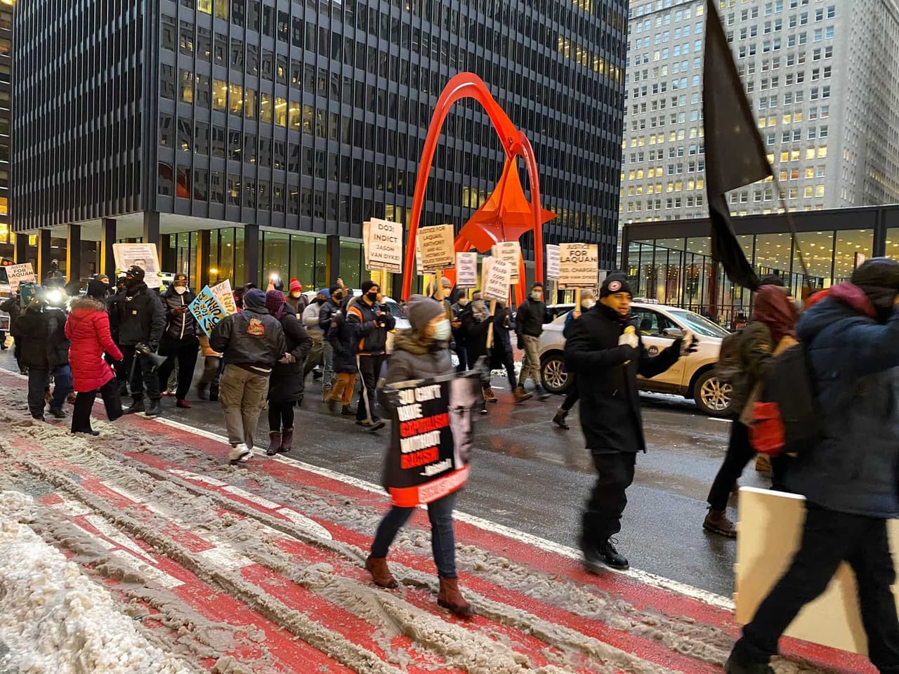 Protestan en Chicago por liberación de expolicía Jason Van Dyke.