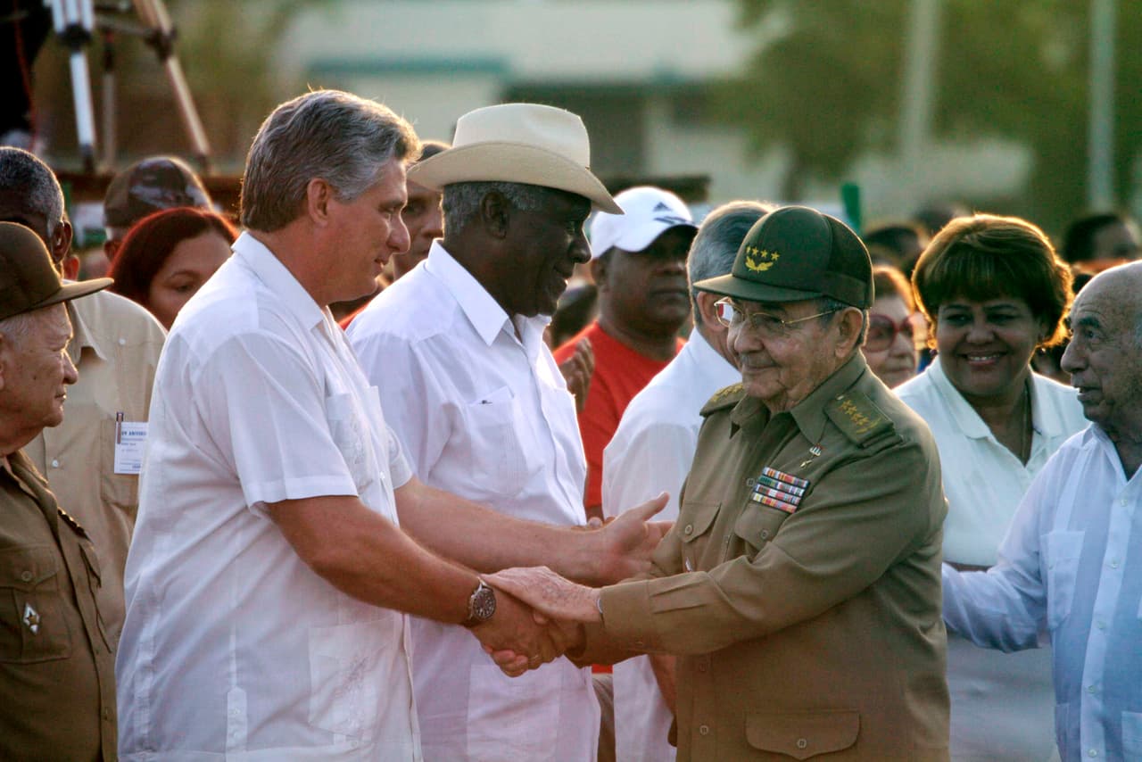 En 2006, enfermó Fidel Castro y su hermano Raúl asumió la presidencia de Cuba de manera interina, un cargo que de manera oficial ocupa desde 2008. Un año más tarde, en un movimiento que incorporó a varios cuadros jóvenes al gobierno, Díaz-Canel fue seleccionado para ocupar el Ministerio de Educación Superior desde donde trabajó por impulsar la ideología socialista en las universidades cubanas. En la fotografía de 2012, Raúl Castro saluda a Díaz-Canel, quien fue parte del consejo de ministros cubano hasta ese año.