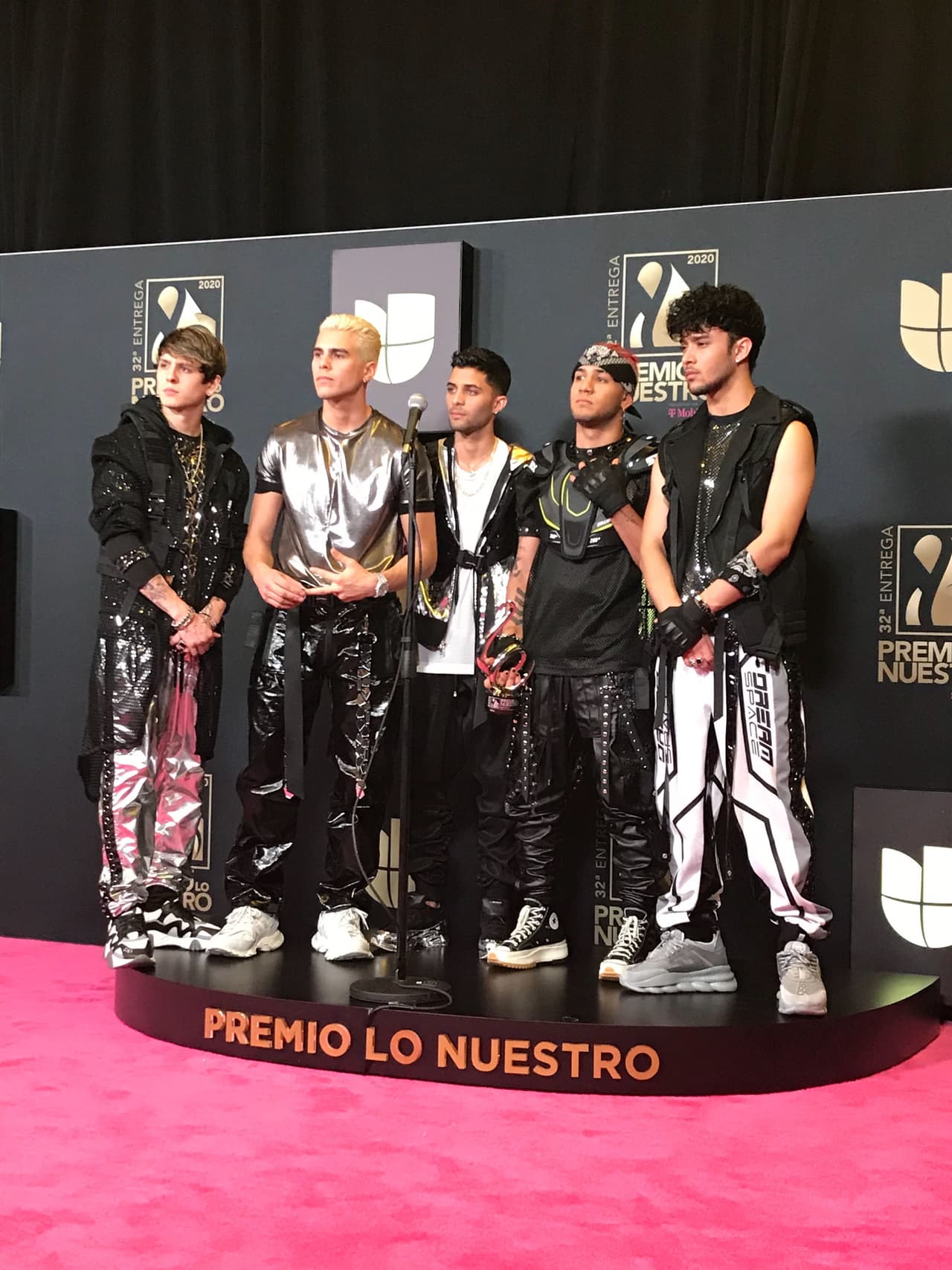 Los integrantes de
<b>CNCO</b> recordaron que hace 4 años audicionaban por una oportunidad en el mundo de la música. Hoy día, como fruto de su esfuerzo, tienen el privilegio de ser reconocidos con el Premio Lo Nuestro a la Canciòn del Año Pop/Rock, por su tema 'De cero'.