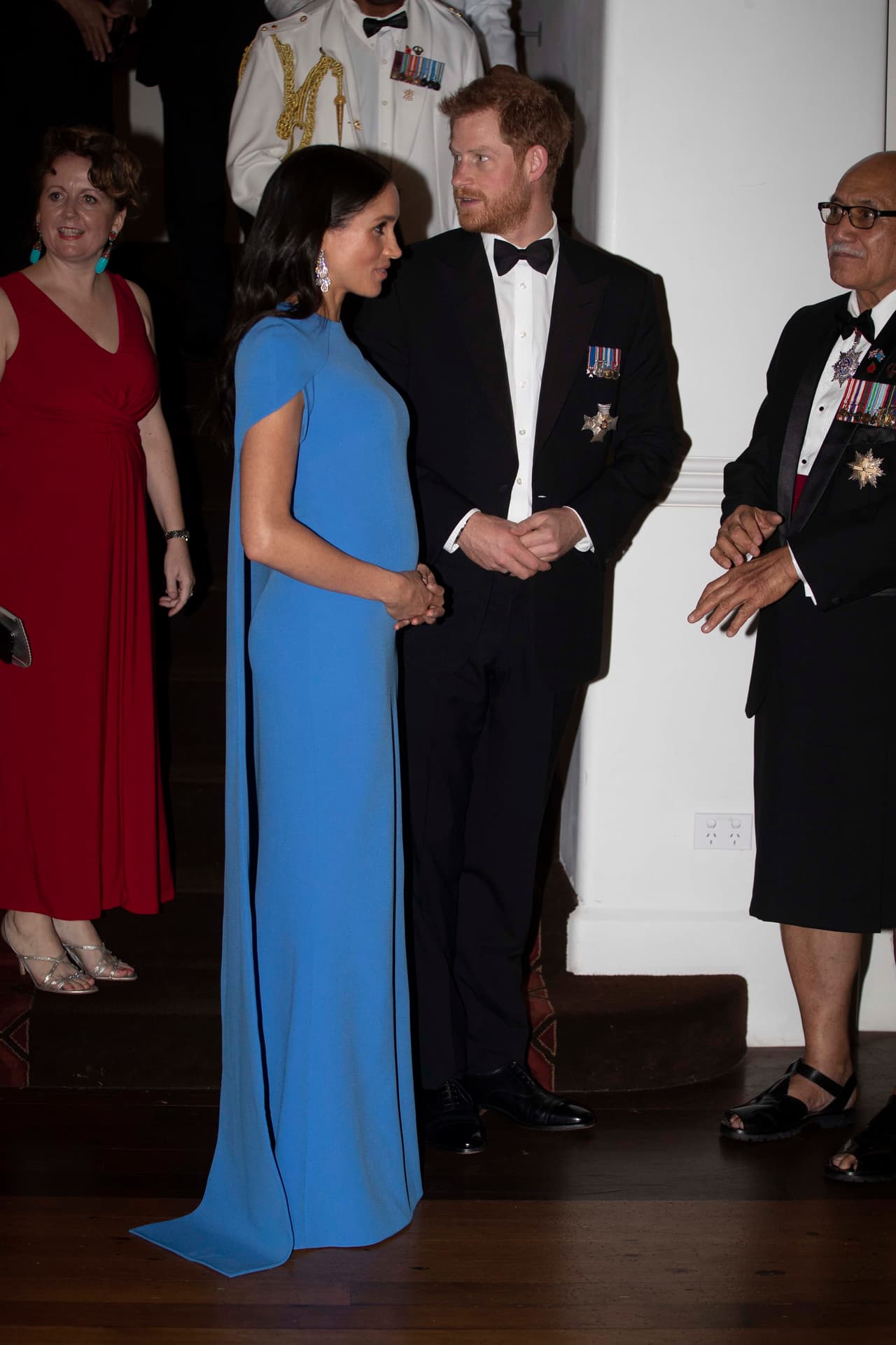 El que Meghan Markle no esté casada con el príncipe William, el segundo en la línea de sucesión al trono británico, cambia el protocolo y le permite a la duquesa de Sussex tener un parto con menos exposición mediática, asegura Katie Nicholl.
<br>