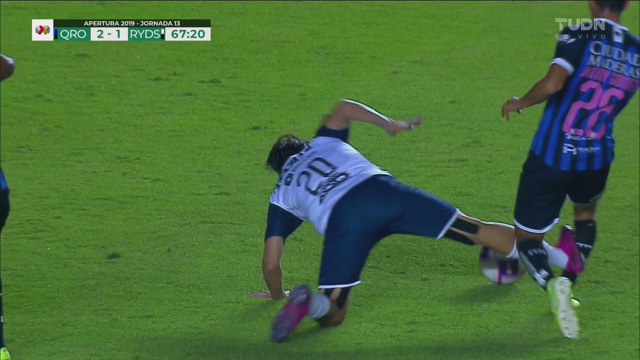 ¡Qué entrada! Pizarro se va expulsado por falta sobre Jimmy Gómez