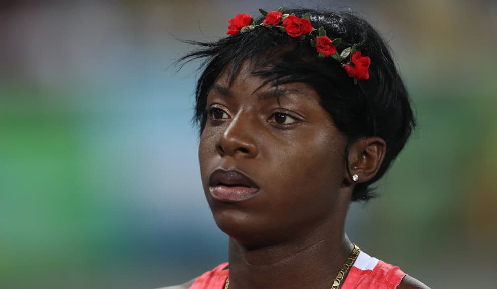 Sparkley McKnight dio lo mejor de ella misma en la prueba de 400 metros vallas. La corredora de Trinidad y Tobago decidió decorar su corta cabellera con ayuda de una accesorio adornado con unas pequeñas flores rojas, que combinaban a la perfección con el color de su uniforme. La parte frontal de su corto pelo lo peinó para enfrente, lo que le dio un toque messy.
<br>