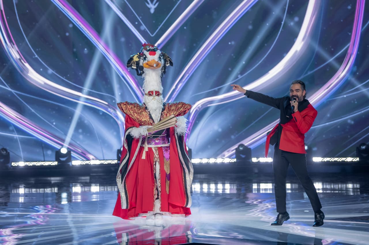 Fue entonces que Geisha tuvo que revelar su rostro y los investigadores emitieron su última predicción y Galilea Montijo fue la única que adivinó que su identidad era nadie menos que
<b> Irán Castillo</b>.