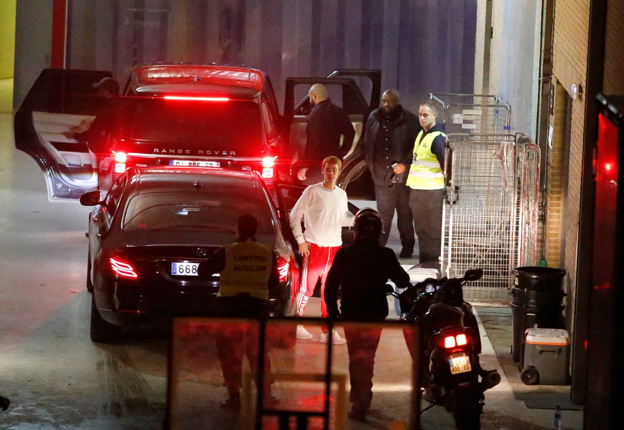 Y llegando al recinto salió muy molesto de su auto.