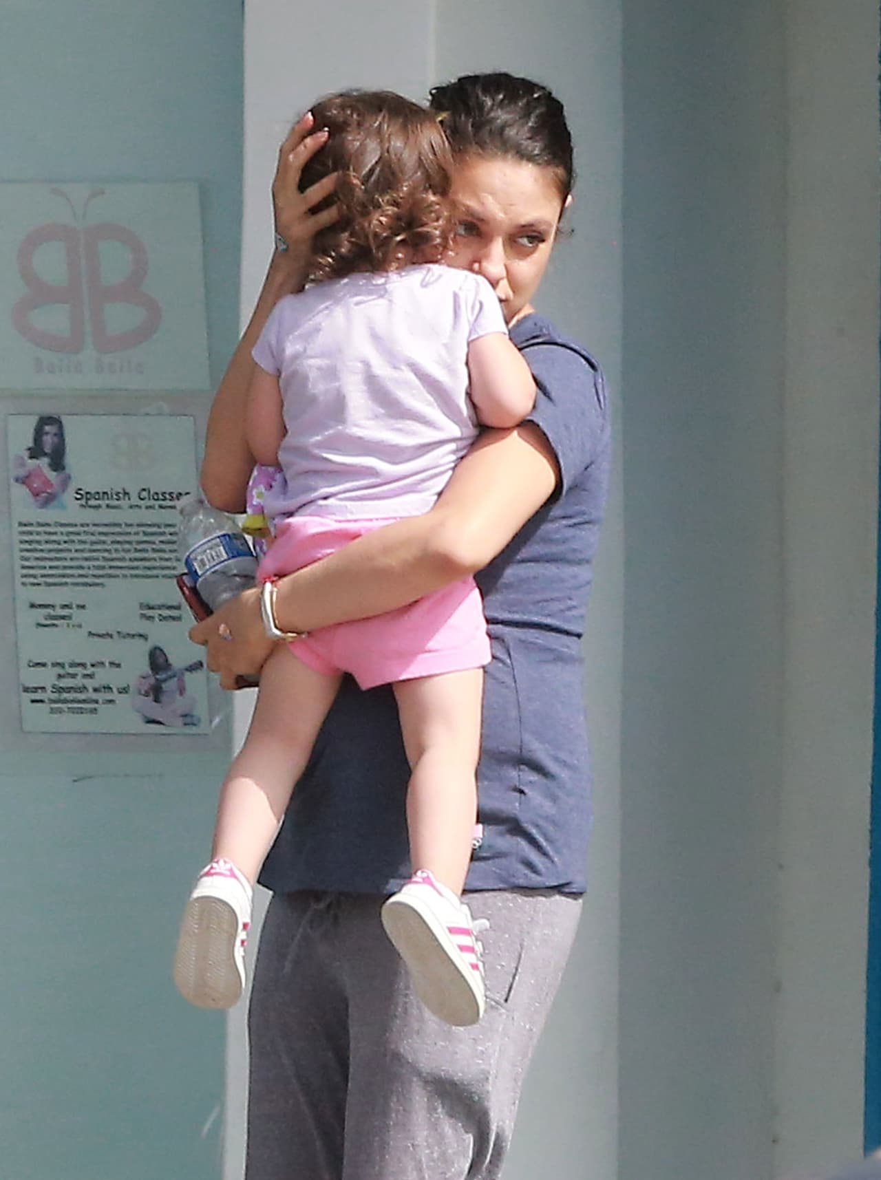 Mila Kunis salió corriendo por su nena a la escuelita.