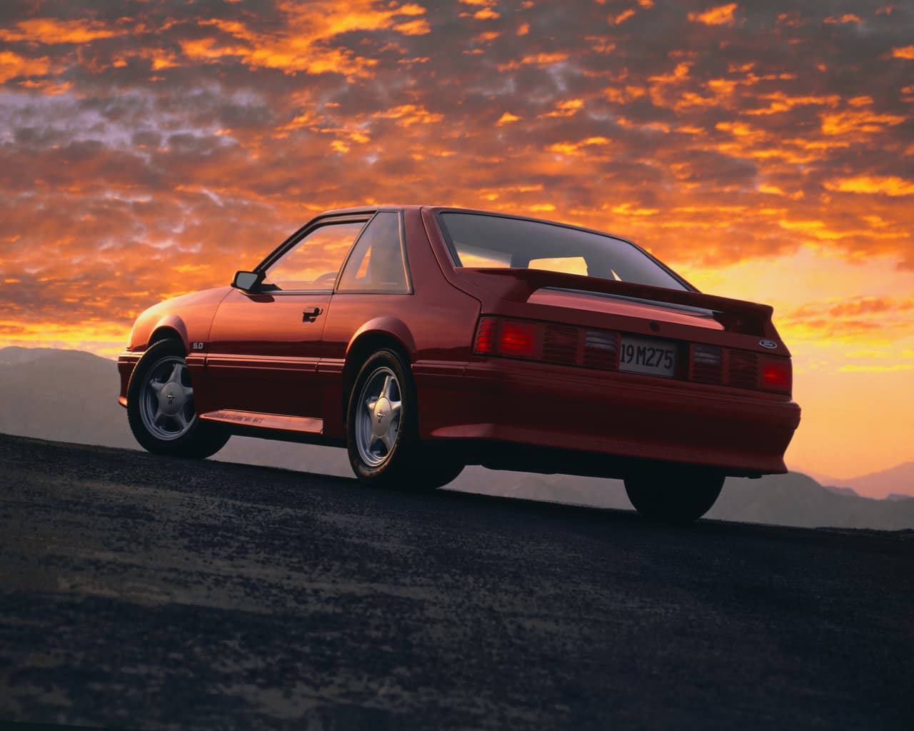 La tercera generación del Mustang estaba construida sobre la versatil plataforma Fox de Ford que sirvio de base a la mayoría de los vehículos de la marca en los 80 y parte de los 90, y que contaba con una mecánica que aunque no era muy sofisticada si era muy competente y sólida. En 1983 Ford decidió traer de regreso a la versión de alto desarrollo del motor V8 302, mejor conocido como el 5.0 litros, y con el al Ford Mustang GT y a una nueva carrera de potencia.