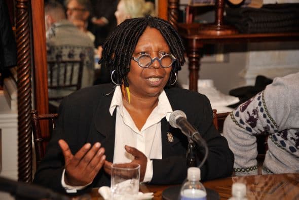 WHOOPI GOLDBERG- Y uno de los trabajos más tétricos de esta lista sin duda es el que tuvo esta actriz antes de dedicarse al mundo de la actuación. Ella trabajó en una funeraria, la ahora actriz era encargada de maquillar a los cadáveres antes de sus funerales. En entrevista ella ha contado cómo su jefe le dio la bienvenida a ese trabajo: "Oí una especie de crujido. Me di la vuelta y vi cómo una de las gavetas se abría lentamente. Entonces alguien se sentó y me saludó. Alguien que debería estar muerto. (Mi jefe) saltó y me dijo: "Esto es lo peor que te podría ocurrir aquí, así que no hay de que temer". Yo estuve lista para cualquier cosa luego de eso".