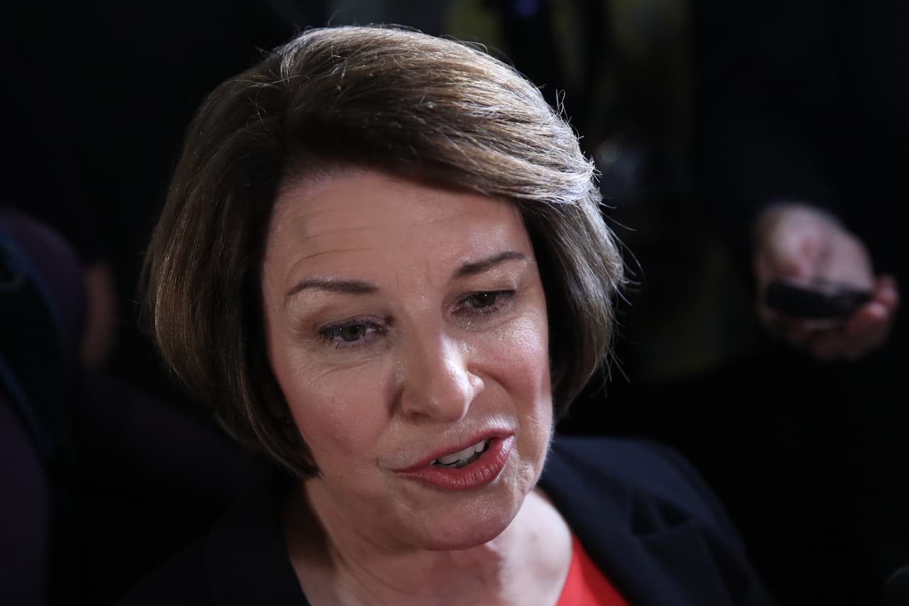 La senadora 
<a href="https://www.univision.com/temas/amy-klobuchar">Amy Klobuchar</a> tuvo su momento estelar cuando acusó al presidente Trump por su promesa incumplida de rebajar los precios de los medicamentos. "En vez de eso, 
<b>2,500 medicamentos han subido desde que llegó a la presidencia</b>. Para el resto de Estados Unidos, eso es lo que llamamos espuma, no cerveza. No hemos sacado nada, así que mi propuesta es hacer algo con respecto a la industria farmacéutica. Para asumirlos, para permitir la negociación bajo 
<a href="https://www.univision.com/temas/medicare">Medicare</a>. Para traer medicamentos menos costosos de otros lugares. Pharma cree que son dueños de Washington. No son mis dueños".