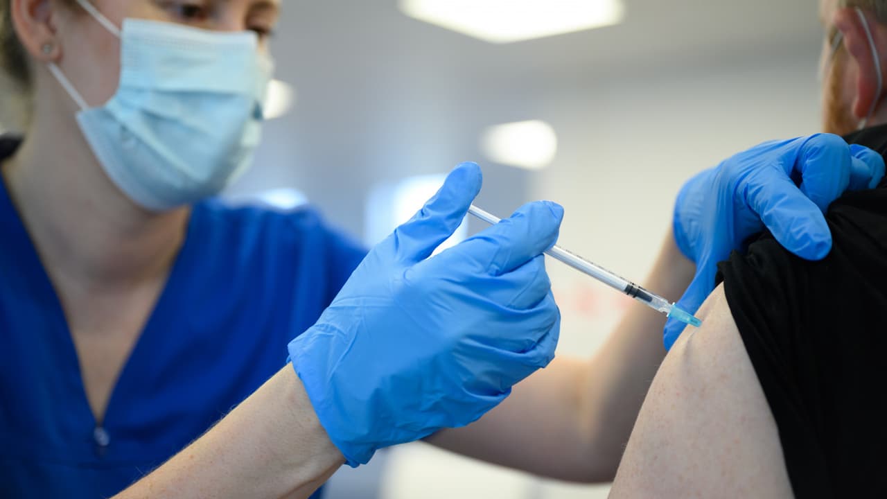 A partir del 27 de diciembre, los empleados deben mostrar que han recibido una sola dosis de la vacuna y deberán obtener su segunda dosis en un plazo de 45 días. De lo contrario, no se podrán presentar a trabajar.