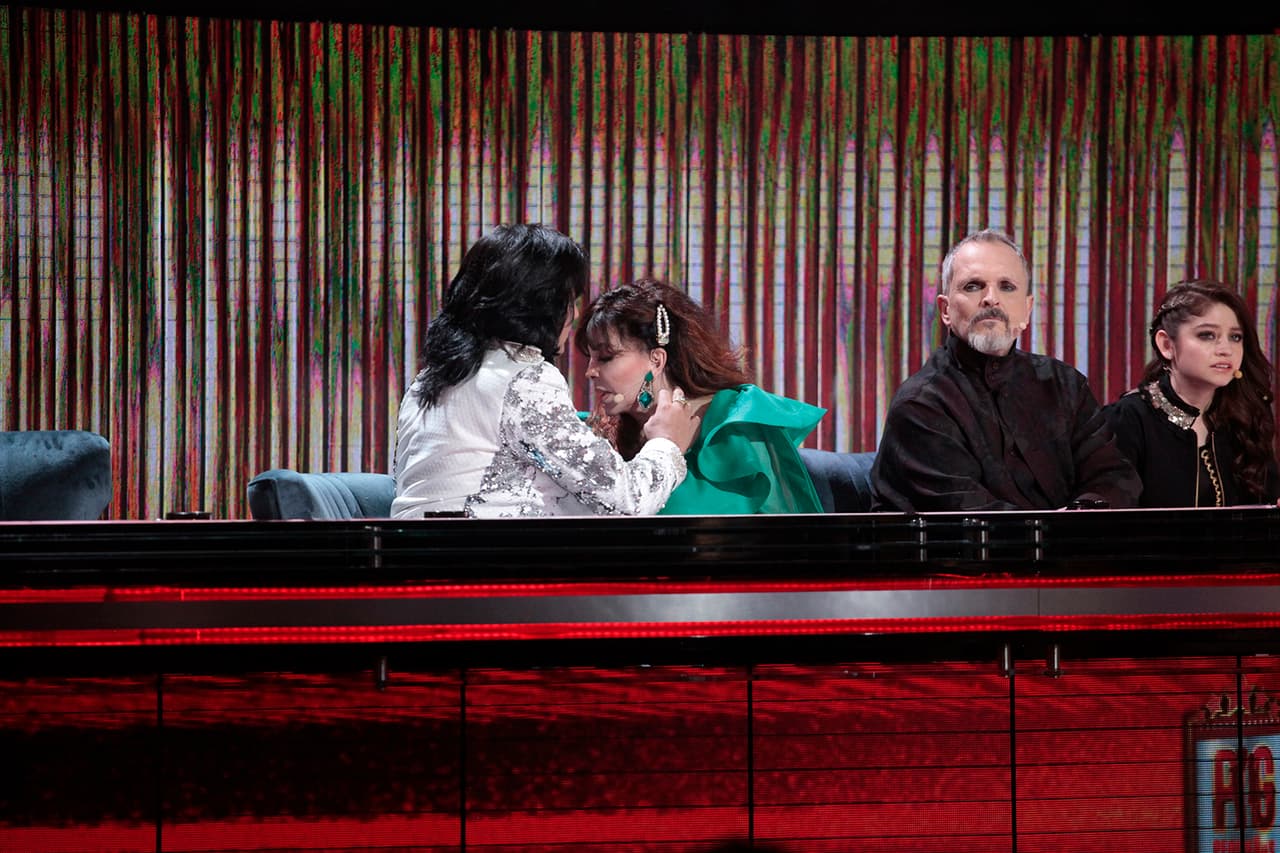 Vero eligió uno y de inmediado se lo colocó. La Jueza de Honor le pidió a Albertano que le ayudara a ponérselo del lado izquierdo de su cabellera.