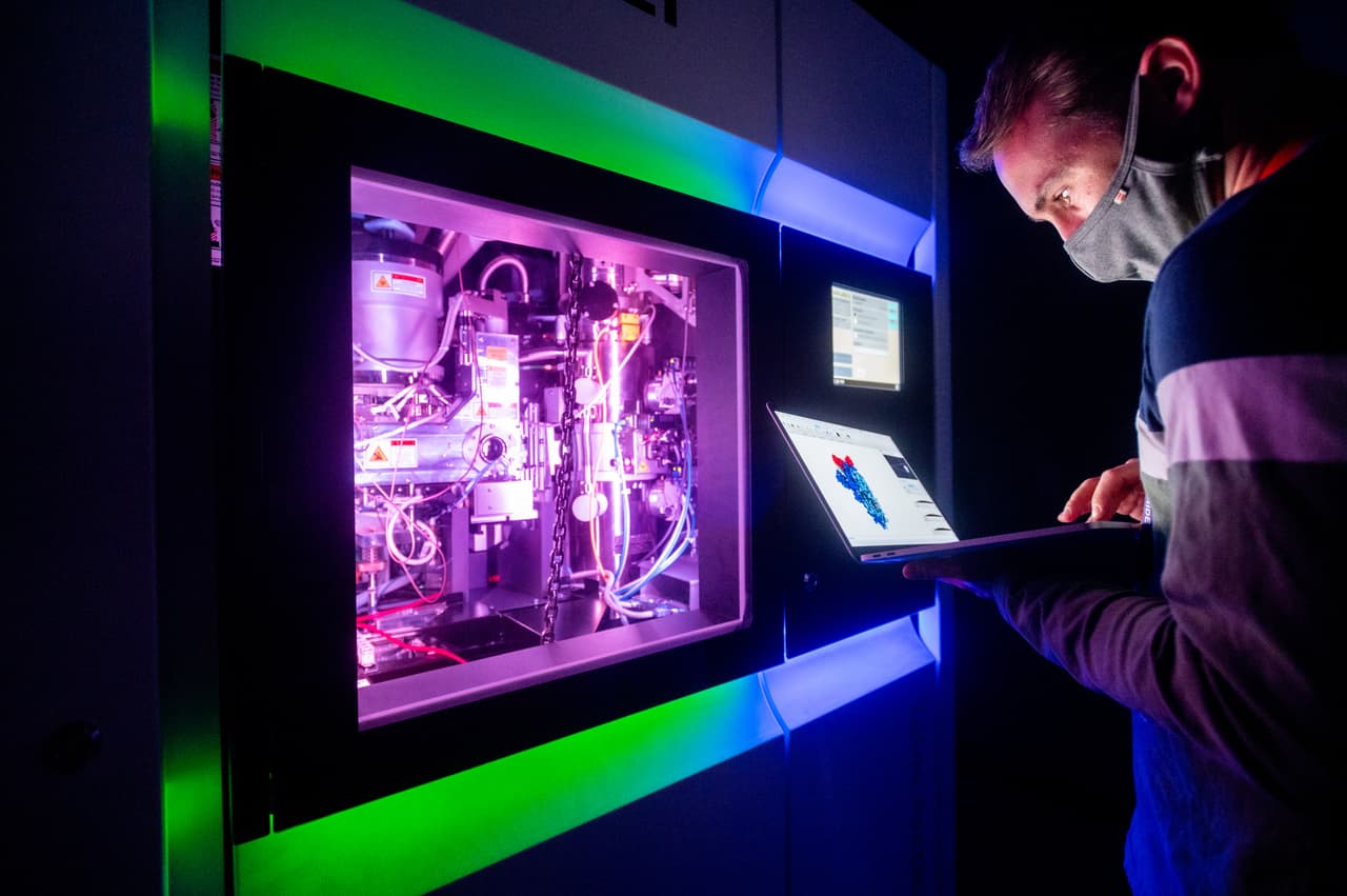 Por el momento los científicos han realizado pruebas con la molécula en forma de un aerosol -llamado 
<a href="https://www.ucsf.edu/news/2020/08/418241/aeronabs-promise-powerful-inhalable-protection-against-covid-19" target="_blank">“AeroNabs”</a>- que puede ser administrada a través de un inhalador o un rociador nasal. En la imagen, Bryan Faust examina una representación 3D de una partícula del coronavirus.