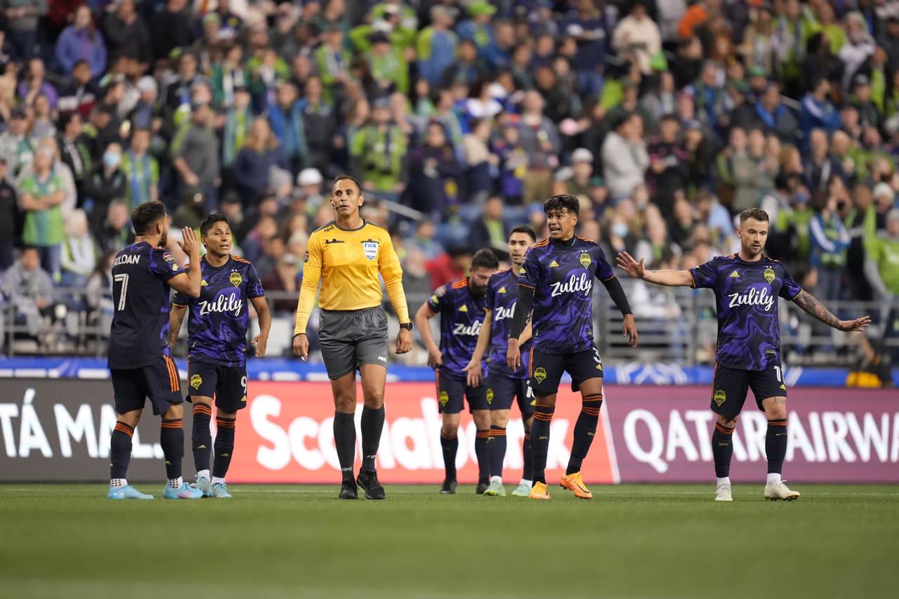 Al 65’, Ruidíaz fue derribado en el área. La jugada se revisó en el VAR y se concedió la pena máxima. Nicolás Lodeiro no tuvo piedad y anotó para el 3-1 definitivo que le da a Seattle una buena ventaja para la vuelta en New Jersey.