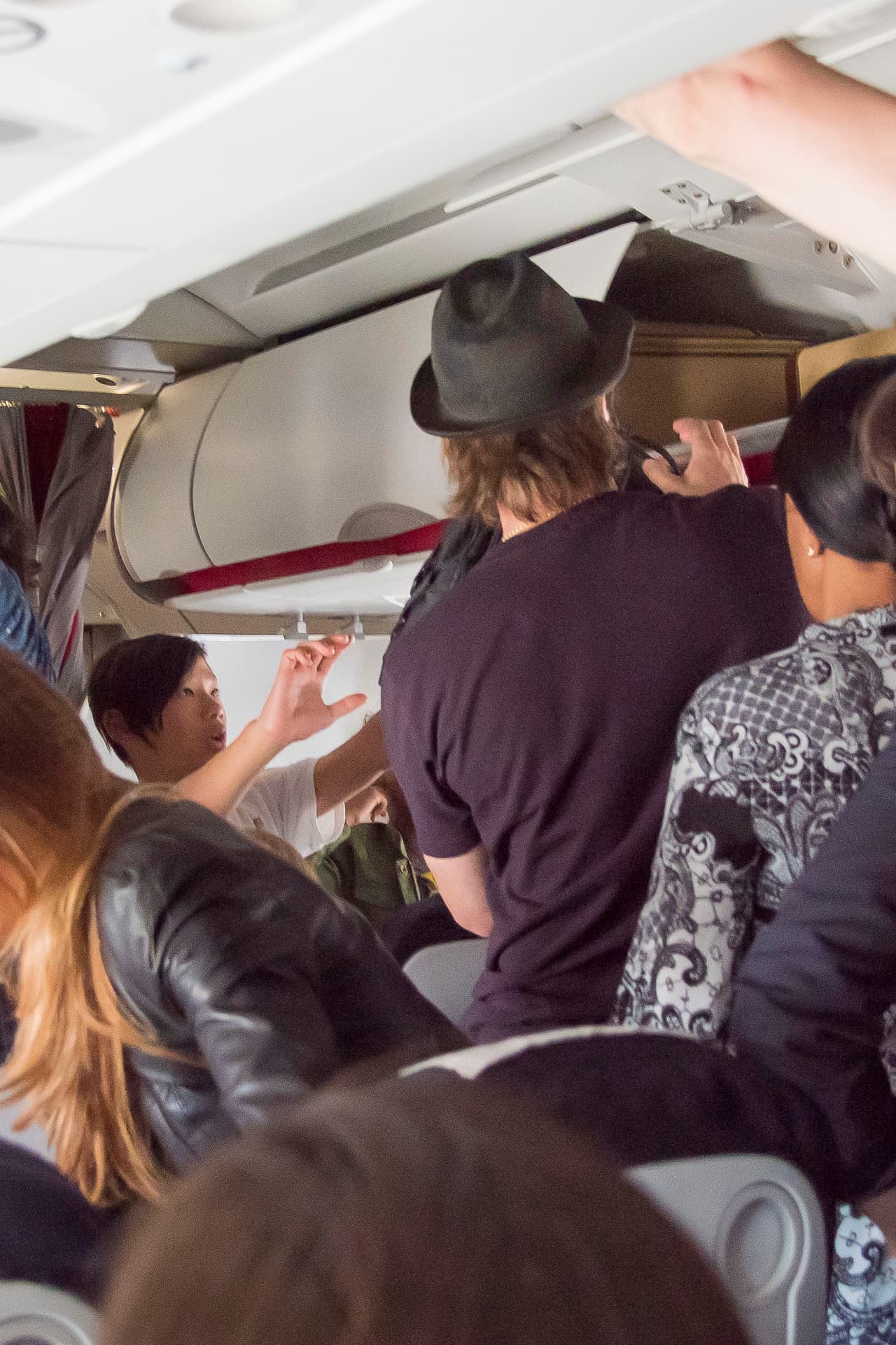 Sacando su equipaje de mano al aterrizar.