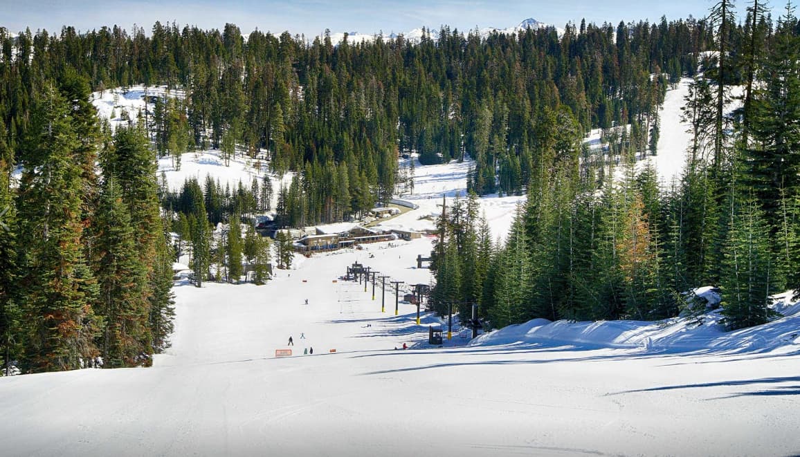 Este 13 de diciembre inició la temporada en el centro de esquí Badger Pass Ski, que se encuentra al interior del Parque Nacional. Funciona entre las 9 am y 4 pm y el valor de los tickets para subir es de $52 los adultos y $25, los niños. También puedes disfrutar del SNow Tubing que cuesta 17 dólares, por 2 horas, entre 11:30 y 1:30; o entre 2 y 4 pm.