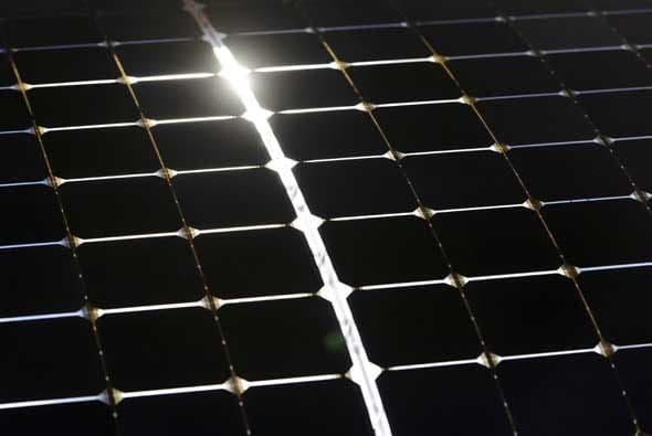 Solar Impulse 2 (Si2), el segundo prototipo de avión solar, fue presentado en Suiza, con miras a dar la vuelta al mundo a partir de marzo del 2015, gracias a su autonomía que le permitirá volar hasta cinco días seguidos.