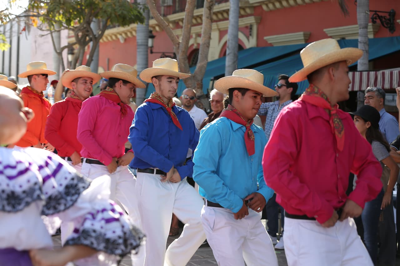 La vestimenta de los hombres también utiliza colores brillantes.