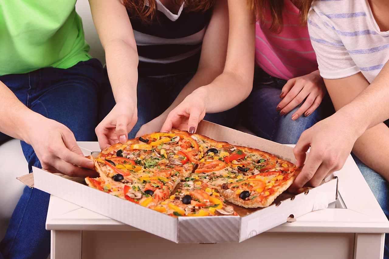 "Queríamos ver si las imágenes de los alimentos, en particular aquellos ricos en grasas y calorías, serían una distracción para las personas involucradas en una tarea complicada", señaló el coautor Howard Egeth, profesor del Departamento de Ciencias Psicológicas y Cerebrales. 
<br>