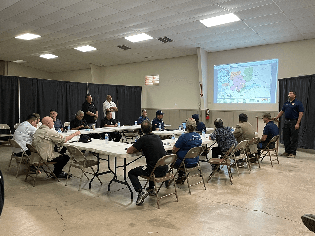 Entre las reuniones informativas, Kelly también se reunió con voluntarios en el Refugio de Evacuación de la Cruz Roja Americana estacionado en High Desert High School en Globe, AZ.