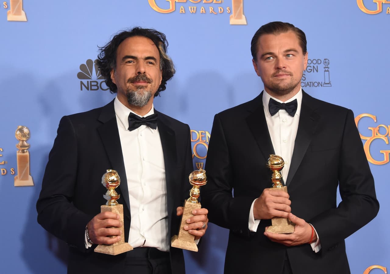 Alejandro González Iñárritu con Leonardo DiCaprio en los Golden Globes.