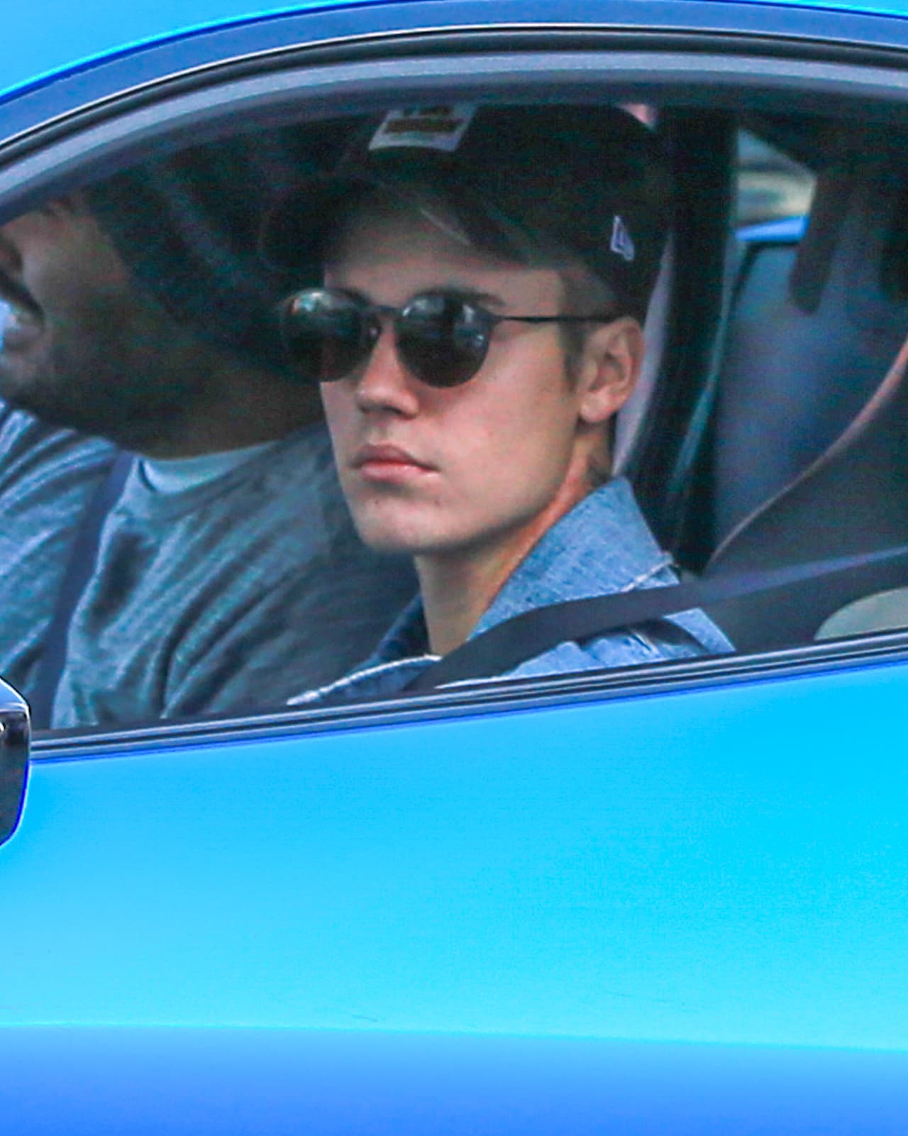 Muy orgulloso de su adquisición, 'Bibs' trató de conducir el automóvi que le costó miles y miles de dólares...