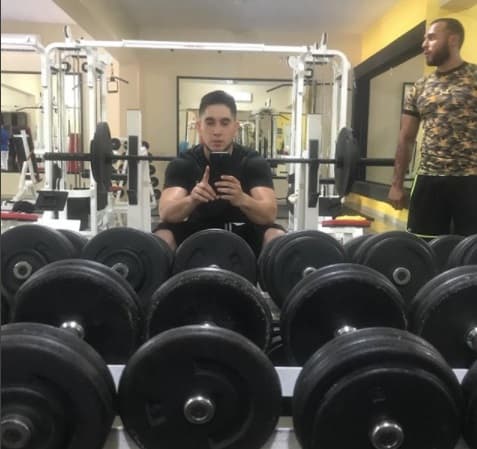 Diversas celebridades del género regional mexicano han adoptado una vida saludable con ayuda del ejercicio, y así es como lo comparten a través de sus redes sociales. 'El Bebeto' es uno de ellos, pues además de mantenerse sano y fuerte, siempre está al pendiente de sus redes para informar a sus fans de lo que hace.