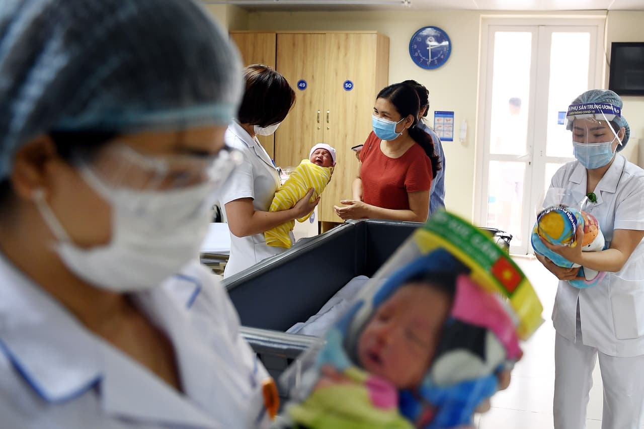 Las enfermeras sostienen a recién nacidos a los que les colocaron protectores faciales, como medida preventiva contra el coronavirus en Hanoi, Vietnam, el 6 de mayo. Para las enfermeras de todo el mundo, este día y este año tienen un gran significado. Las enfermeras, que están siendo reconocidas como héroes, han esperado por mucho tiempo el reconocimiento como profesionales de la salud por derecho propio y no como auxiliares de los médicos. 
<br>