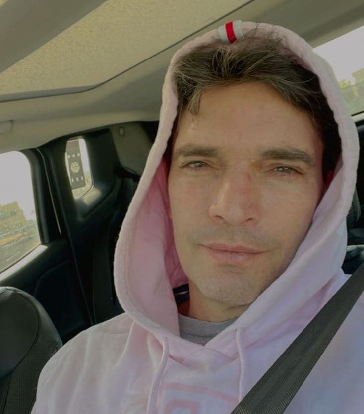 Además, sin bigote o barba, el actor originario de Argentina se ve mucho más joven. 
<br>