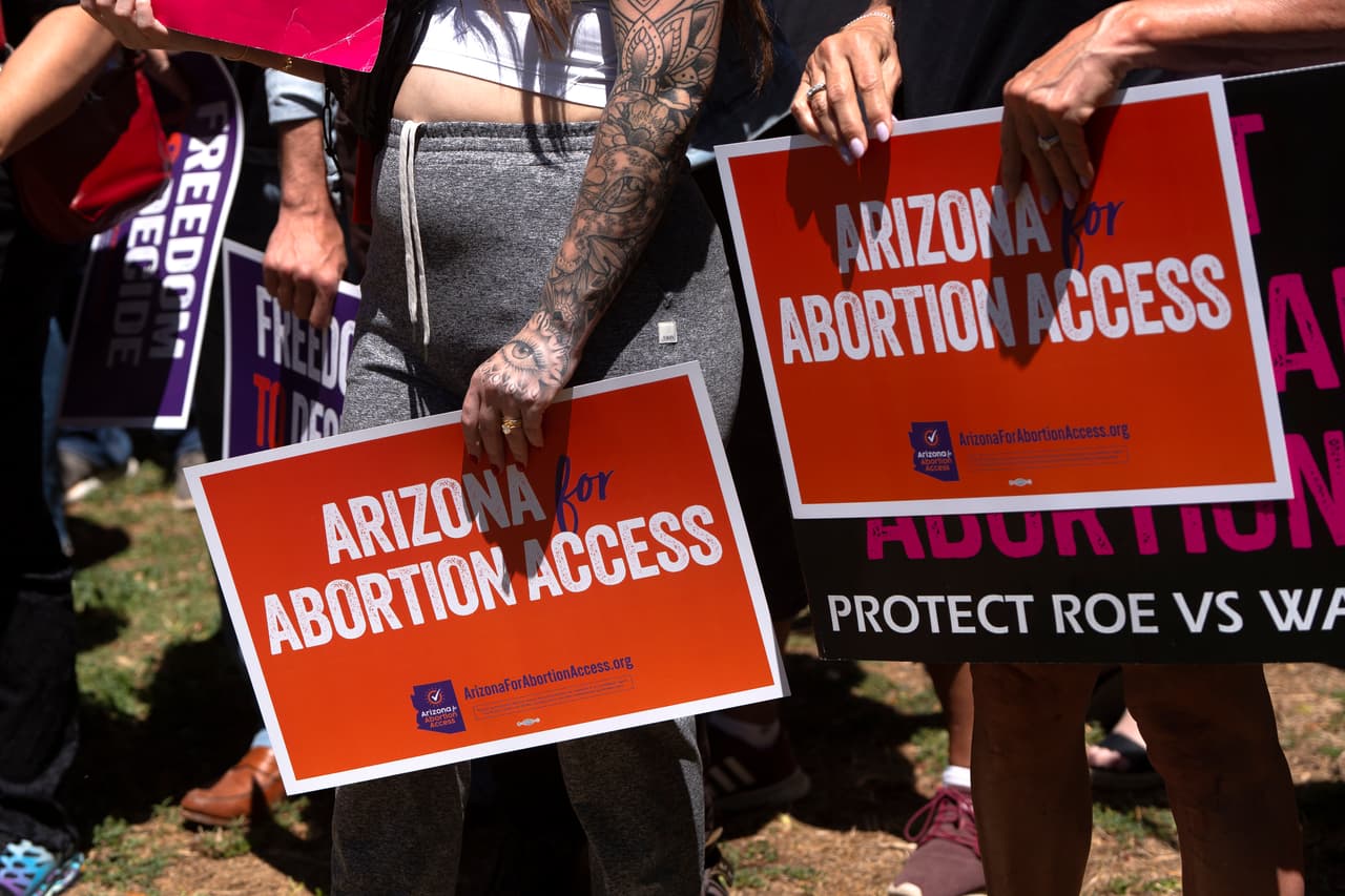 Además, el sábado 
<b><a href="https://www.univision.com/local/arizona-ktvw/derogan-prohibicion-aborto-1864-arizona" target="_blank">quedó eliminada oficialmente la ley de 1864</a></b> que penalizaba prácticamente todos los abortos. Ahora prevalece en el estado aquella que permite interrumpir el embarazo hasta las 15 semanas.