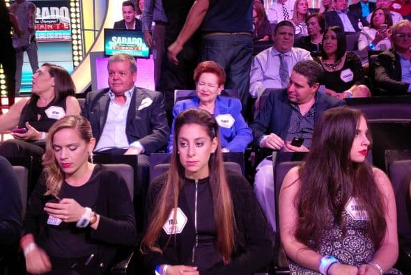 En el estudio se encuentra la esposa de Don Francisco, dos de sus hijos y varios de sus nietos.