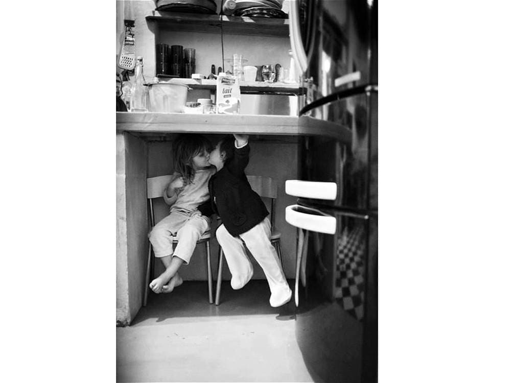 En marzo de 2014, el fotógrafo
<a href="https://www.lensculture.com/alain-laboile">Alain Laboile</a> publicó en la red social Facebook un álbum con fotografías sobre la vida que comparte con su familia. Sin embargo, Facebook las eliminó al entenderlas como pornografía infantil, pues en la mayoría de las fotos aparecían sus hijos desnudos.