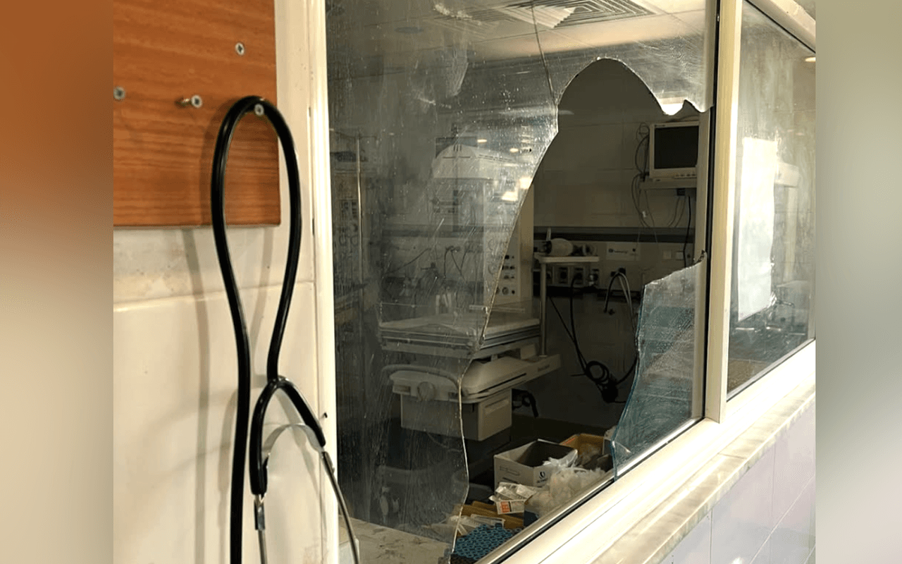 Foto tomada por Milanesio en el hospital de Naser: se ve la unidad de cuidados intensivos para bebés neonatos. La sala y las incubadoras destruidas.