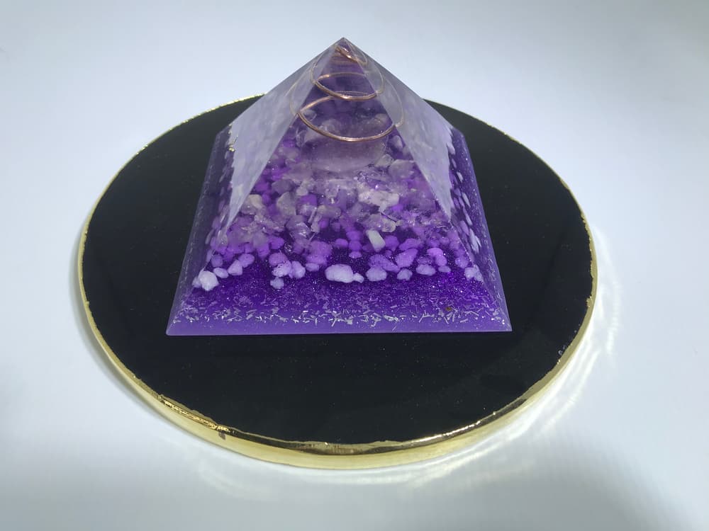 Si usas el 
<b>amarillo</b> se estimula la memoria y creatividad, combate el miedo. Las pirámides de color 
<b>violeta</b> confieren inspiración y paciencia para orientar a los demás.   
<br>