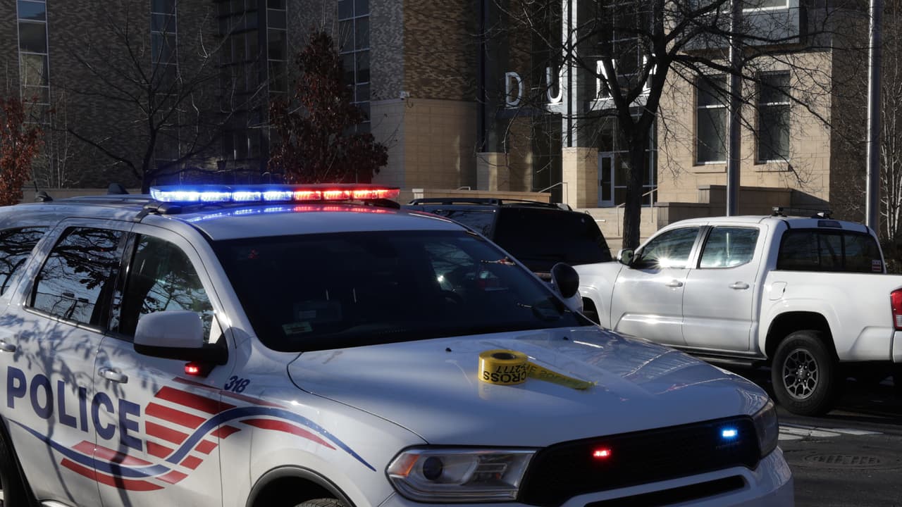 Los crímenes en la región no cesan, pero muchas personas se abstienen a hacer una denuncia, recurso clave para que las autoridades puedan esclarecer los casos. Guillermo Canales, del Departamento de la Policía Metropolitana de Washington DC (MPD), explica que la institución cuenta con oficiales que hablan español para que nuestra comunidad pueda denunciar de manera fácil. Te contamos cómo es el proceso en Prince George's, Baltimore y Prince William.