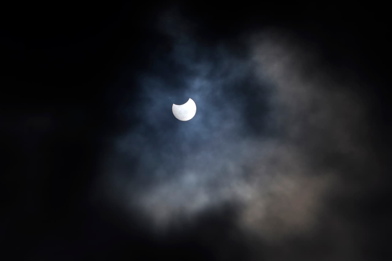 Desde Primrose Hill, en Londres, una imagen del comienzo del eclipse. El espectáculo solo fue visible parcialmente, en el noroeste de América del Norte, gran parte de Europa, incluido España, Francia y Reino Unido, así como parte del norte de Asia.