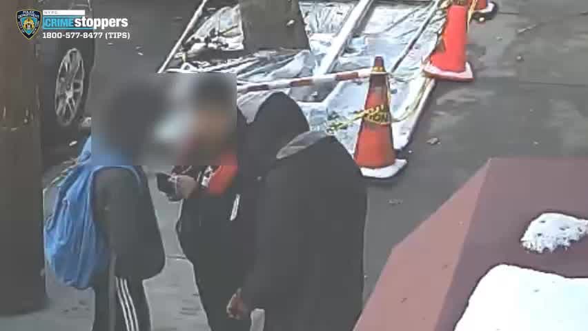 Sujetos asaltan a un niño de 11 años para quitarle su celular a plena luz del día en El Bronx