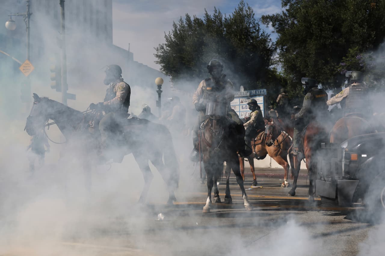 Grupos de agitadores externos bloquearon partes de la calle Spring instalando vallas improvisadas, lo que elevó el nivel de alerta y obligó a las autoridades a declarar zona de emergencia.