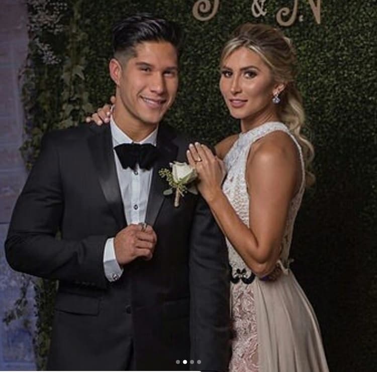 <b><a href="https://www.univision.com/famosos/todos-los-detalles-de-la-intima-boda-de-ensueno-de-chyno-miranda-fotos">Se casaron por lo civil en Miami, Florida,</a></b> en una íntima ceremonia a la que solo asistieron sus familiares y amigos más allegados.
<br>