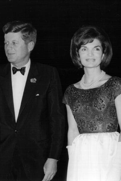 Recuerdo el bloqueo…, y como Anderson estaba bravo con McNamara, no dejaba…Era como el día de las elecciones, esperando… pero peor. Un barco llegaba y un carguero grande había regresado, pero no tenía nada, solo petróleo y esos barcos navegando. Recuerdo que supe que el barco Joseph P Kennedy estaba ahí y le pregunté a Jack si él lo había mandado. Y él dijo, No, no es eso extraño? Y entonces un barco regresó o fue abordado y se oyó el primer alivio… P.264,,,