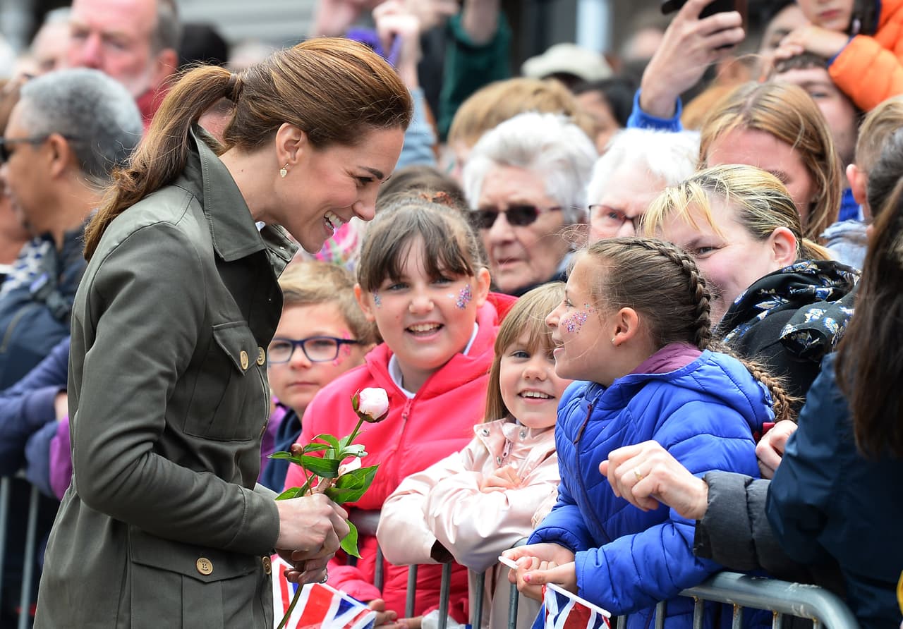 De acuerdo con el 
<b><a href="https://www.dailymail.co.uk/femail/article-7132331/Kate-Middleton-admits-didnt-tried-plait-daughter-Charlottes-hair.html" target="_blank">Daily Mail</a></b>, la confesión ocurrió cuando Middleton realizó una visita a Deepdale Hall Farm y se acercó a una niña que ahí estaba (foto). Según la crónica del medio británico, la duquesa se inclinó para admirar el cabello de la chica y le dijo: "
<b>Me encantan tus trenzas. Son muy bonitas"</b>, antes de preguntarle quién le había peinado tan bien el cabello.
<br>