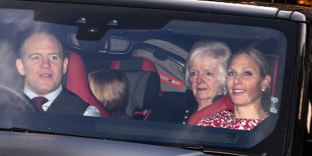 Mientras que Zara Tindall, nieta mayor de la reina, estuvo en el almuerzo con su esposo Mike Tindall y su familia.