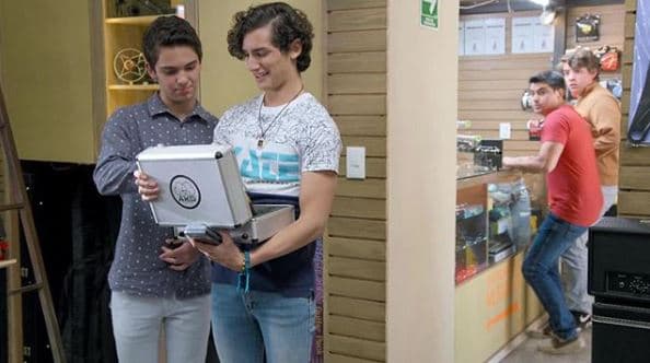 "[...] Ahora si que, es mi hijo, como sea lo voy a aceptar y como hijo lo voy a apoyar, pero en este momento ahí está; quiere decir que tiene muchas novias, ¡está cañón! Yo no sé a quién se pareció [...]", agregó el productor.