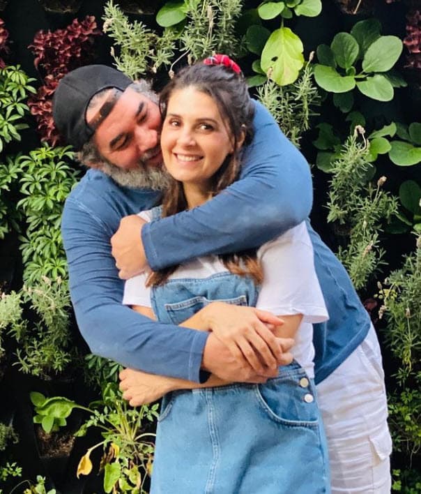 Sin embargo, no fue el romanticismo que imprimió en sus palabras lo que llamó la atención de los usuarios, quienes criticaron el rostro de Villanueva.