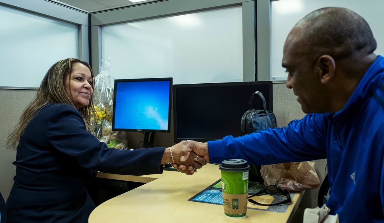 Los
<b> </b>contribuyentes elegibles con hijos menores de edad o estudiantes de tiempo completo, menores de 24 años, podrían recibir hasta $
<b>6,728 </b> para familias con tres hijos o más y las personas que no tienen hijos podrán recibir hasta $
<b>1,502</b> con el EITC. 
<br>