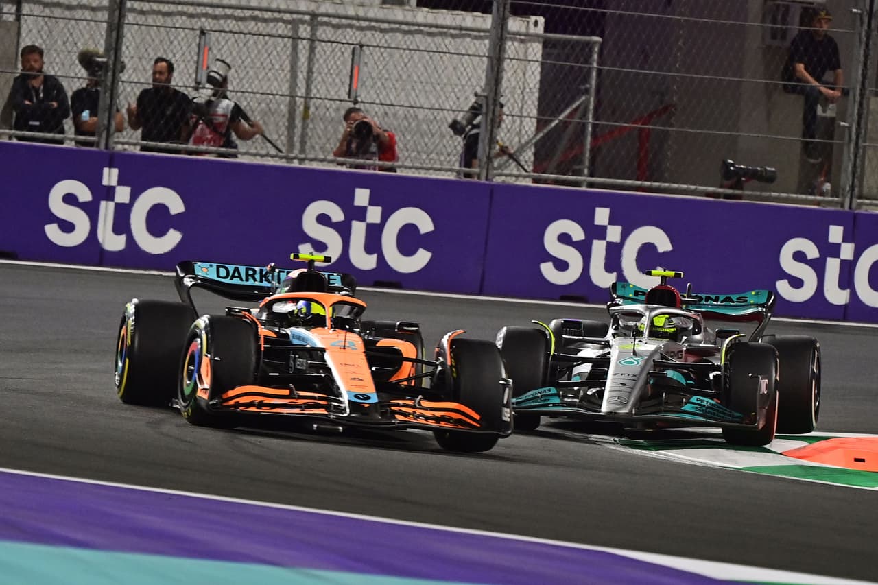 Max Verstappen fue el gran vencedor del GP de Arabia Saudita de la Fórmula 1 sobre Ferrari; Sergio Pérez sufrió una mala estrategia y qued´´o en cuarto tras iniciar en primer lugar.