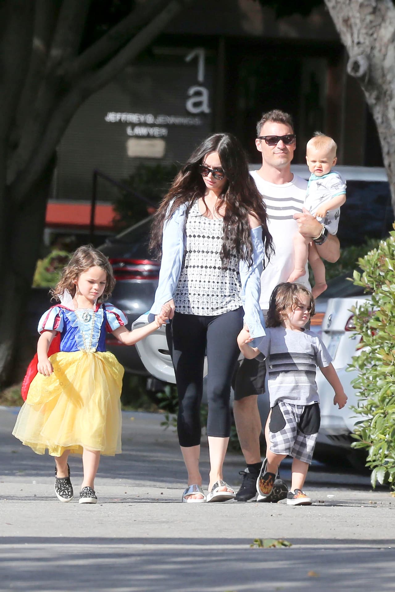 Brian Austin Green, el padre de Noah, tampoco se opone a la forma de vestir de su pequeño hijo.