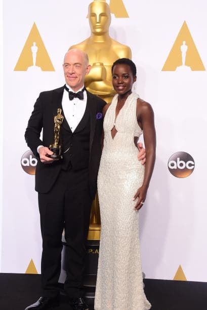 Al escuchar tal anécdota, la gente de TMZ estableció contacto con el Dept. del Sheriff del condado de Los Ángeles y les dio la información. Ellos se acercaron al hotel y, efectivamete, recuperaron un bolso con el vestido blanco de perlas en su interior.